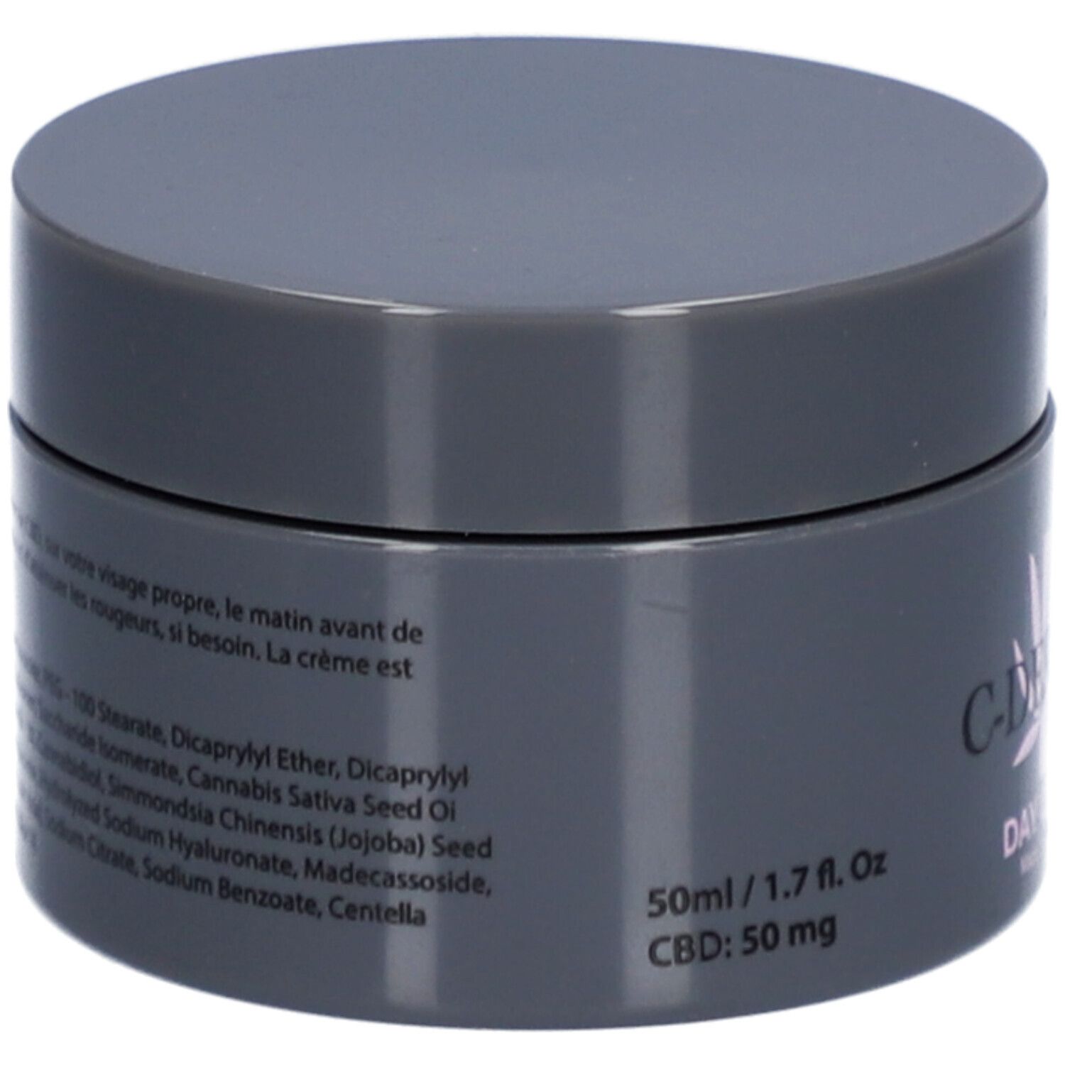 Dunkelgrauer Tiegel. Aufschrift: C-DERMA, Day Cream, 50ml/1.7 fl. Oz, CBD: 50 mg. Inhaltsstoffe und Anwendungshinweise.