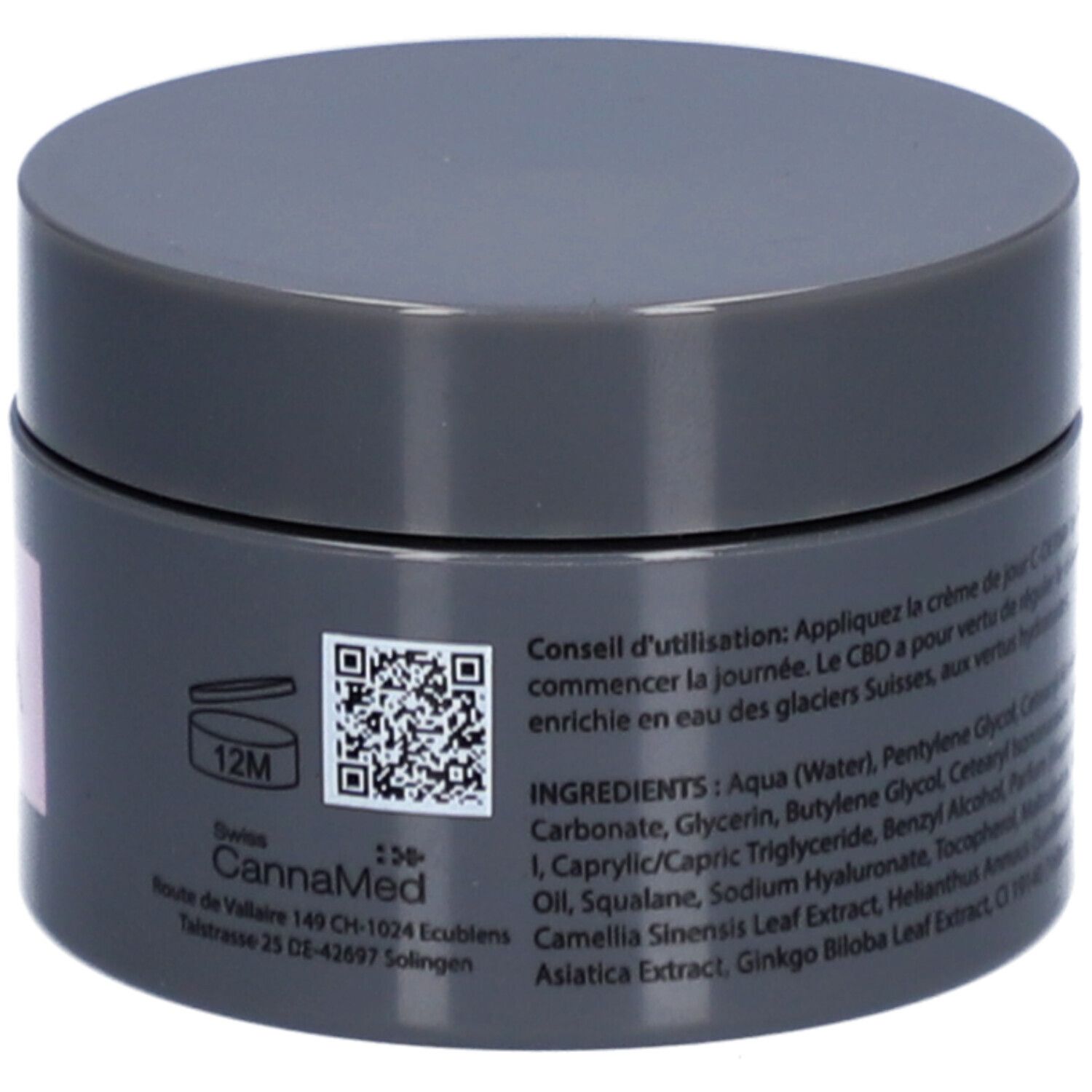 Dunkelgrauer Tiegel mit Deckel. Aufdruck: C-DERMA, Day Cream. QR-Code und 12M-Symbol. Inhaltsstoffe und Anwendung.
