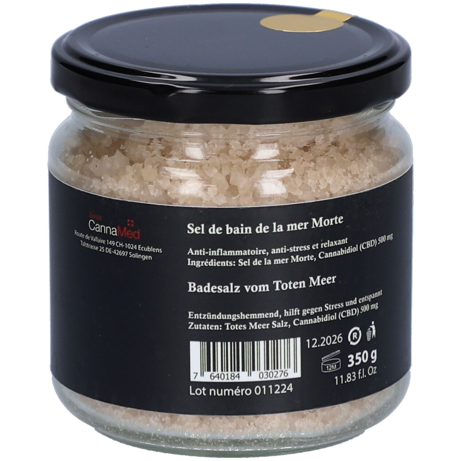 Glas mit Badesalz. Schwarzes Etikett mit Produktinformationen und CannaMed-Logo. 350 g, 11.83 fl. oz. Schwarzer Deckel mit goldenem Siegel.