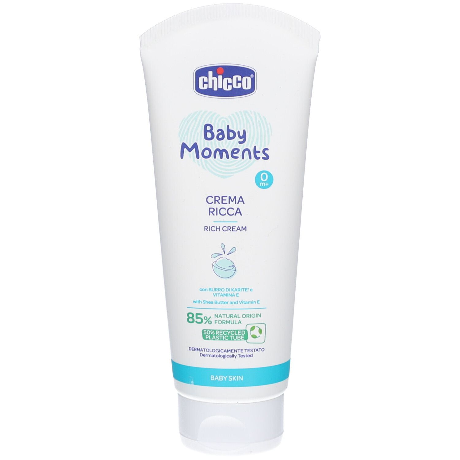 Weiße Tube mit blauem Deckel. Aufschrift: Chicco Baby Moments Crème riche. 85% natürliche Inhaltsstoffe. Dermatologisch getestet.
