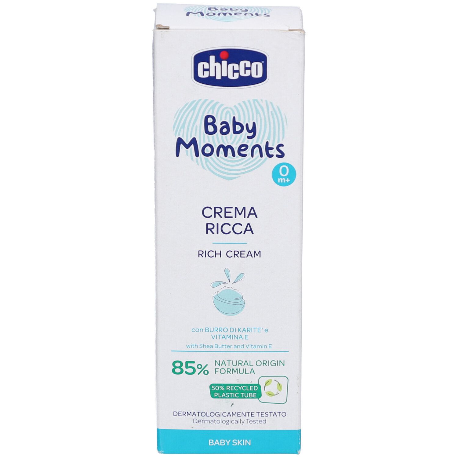 Weiße Produktverpackung. Aufschrift: Chicco Baby Moments Crème riche. 85% natürliche Inhaltsstoffe. Dermatologisch getestet.