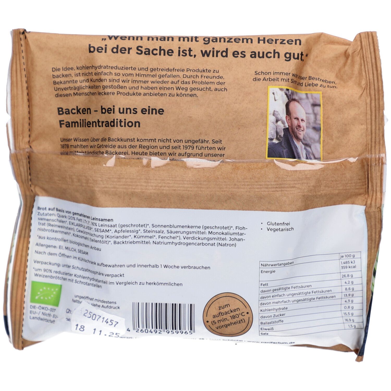 Dos de l'emballage du pain. Texte et informations nutritionnelles. Label bio. Photo d'un homme. Emballage en papier brun.