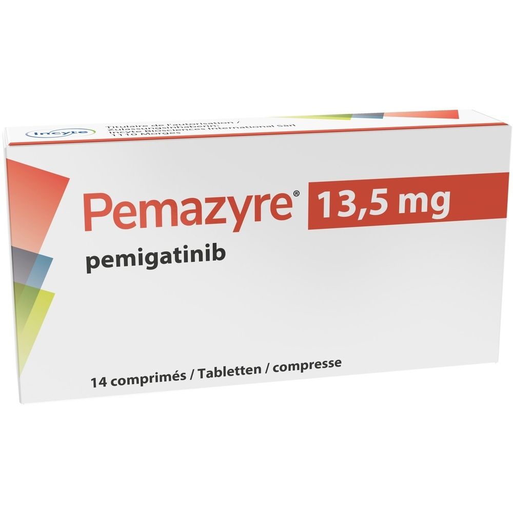 Boîte blanche avec inscription rouge Pemazyre 13,5 mg, pemigatinib. Contient 14 comprimés. Inscription multilingue.
