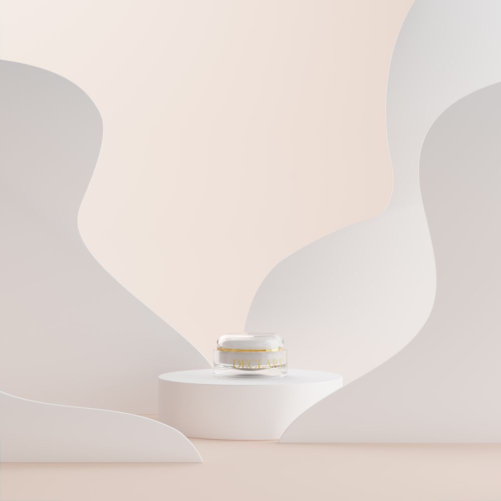 Produkt auf weißem Podest. Hintergrund mit weißen, wellenförmigen Elementen und einem hellen Farbverlauf.