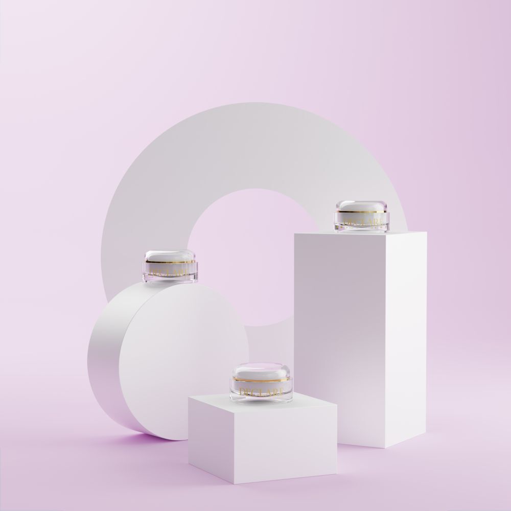 Drei Produkte auf weißen Podesten. Hintergrund mit weißem Kreis und Würfel. Rosa und weißer Hintergrund.