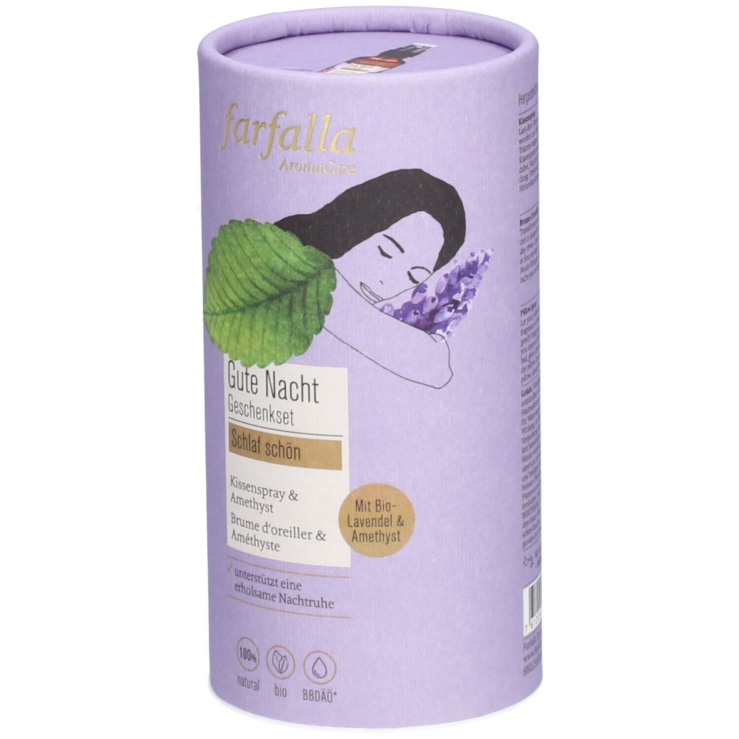 Emballage cylindrique, lilas clair. Logo farfalla, illustration d'une personne endormie avec de la lavande. Texte : Gute Nacht Geschenkset, Kissenspray & Amethyst.