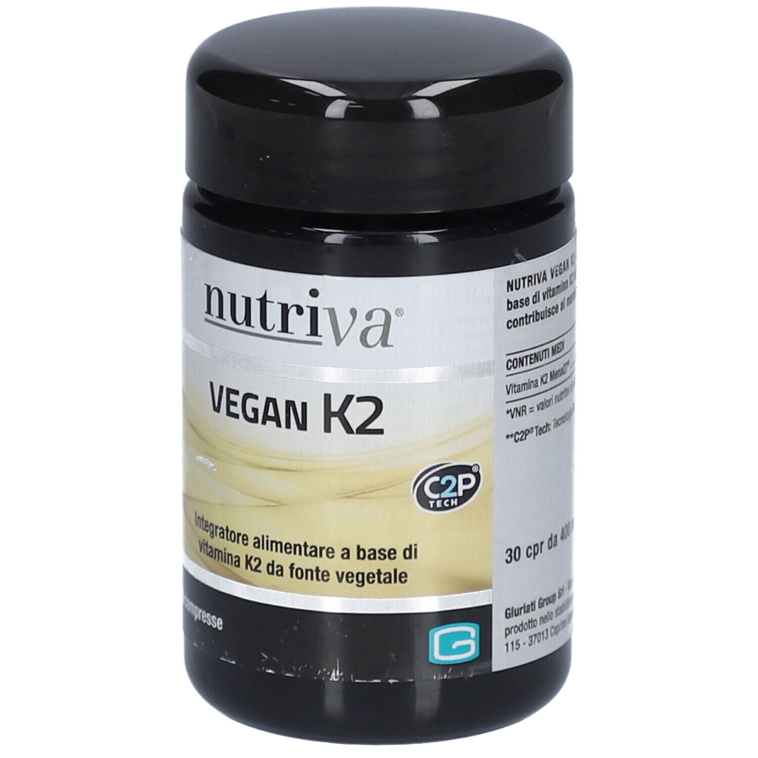Schwarze Dose mit "nutriva VEGAN K2". Enthält 30 Tabletten. Aufschrift: Integratore alimentare a base di vitamina K2 da fonte vegetale.