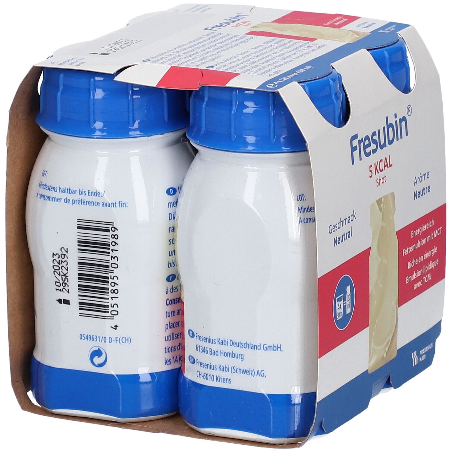Packung mit vier Flaschen FRESUBIN® Shot 5 kcal. Flaschen mit blauem Deckel, weißem Etikett. Kartonverpackung mit Produktinformationen.