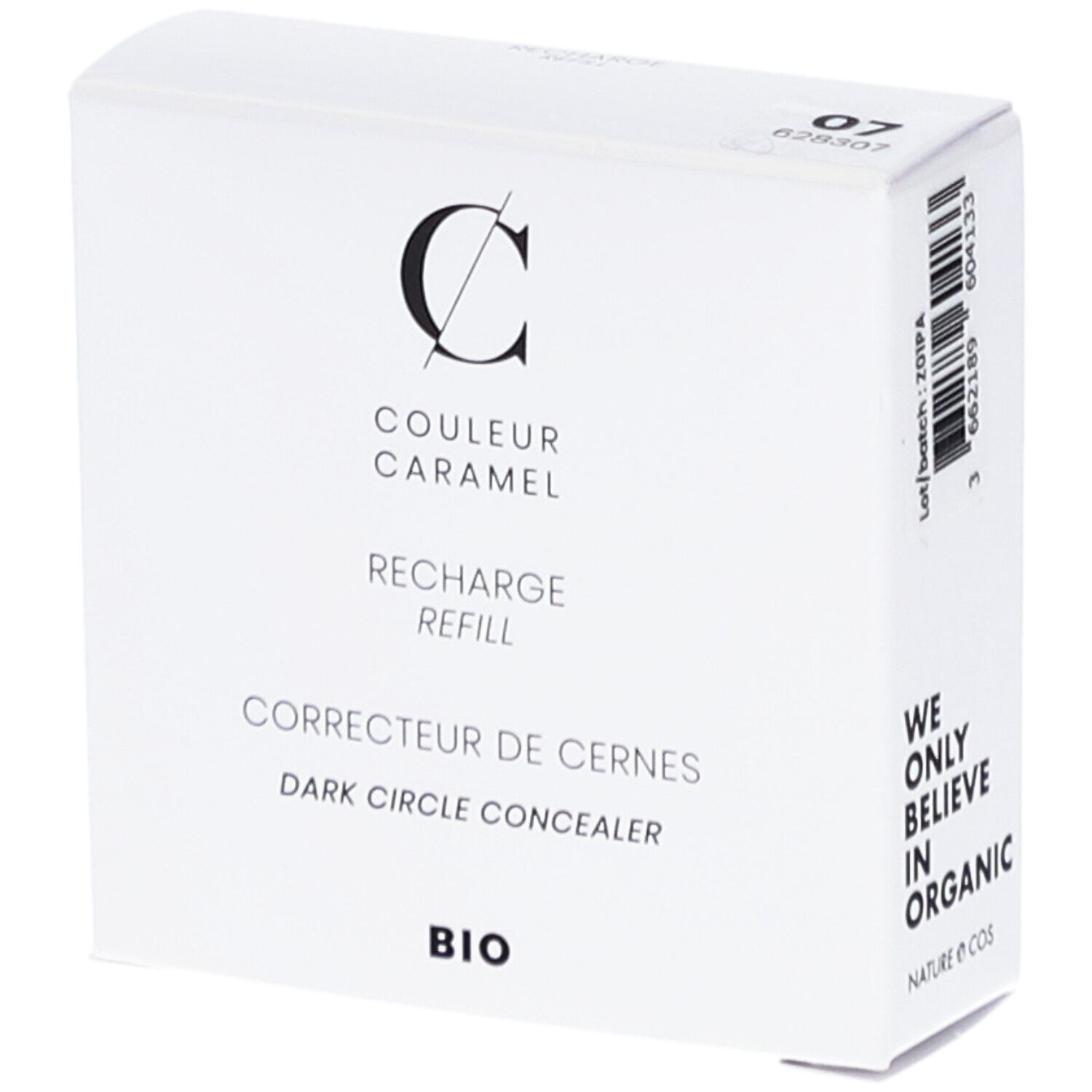 Boîte blanche. Inscriptions: COULEUR CARAMEL, RECHARGE, CORRECTEUR DE CERNES, BIO. Code 07. Mention "WE ONLY BELIEVE IN ORGANIC".