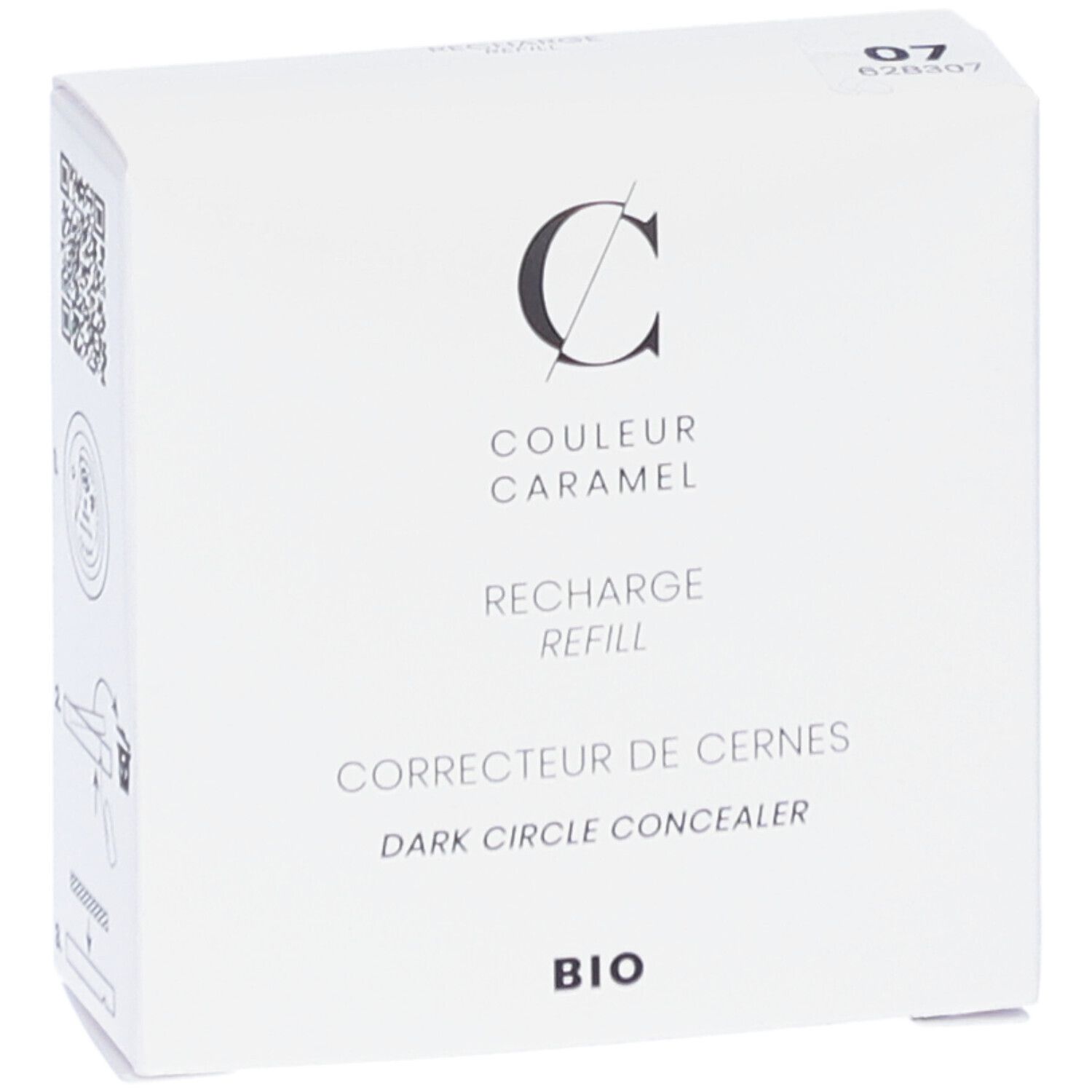 Boîte blanche. Inscriptions: COULEUR CARAMEL, RECHARGE, CORRECTEUR DE CERNES, BIO. Code 07. QR code.