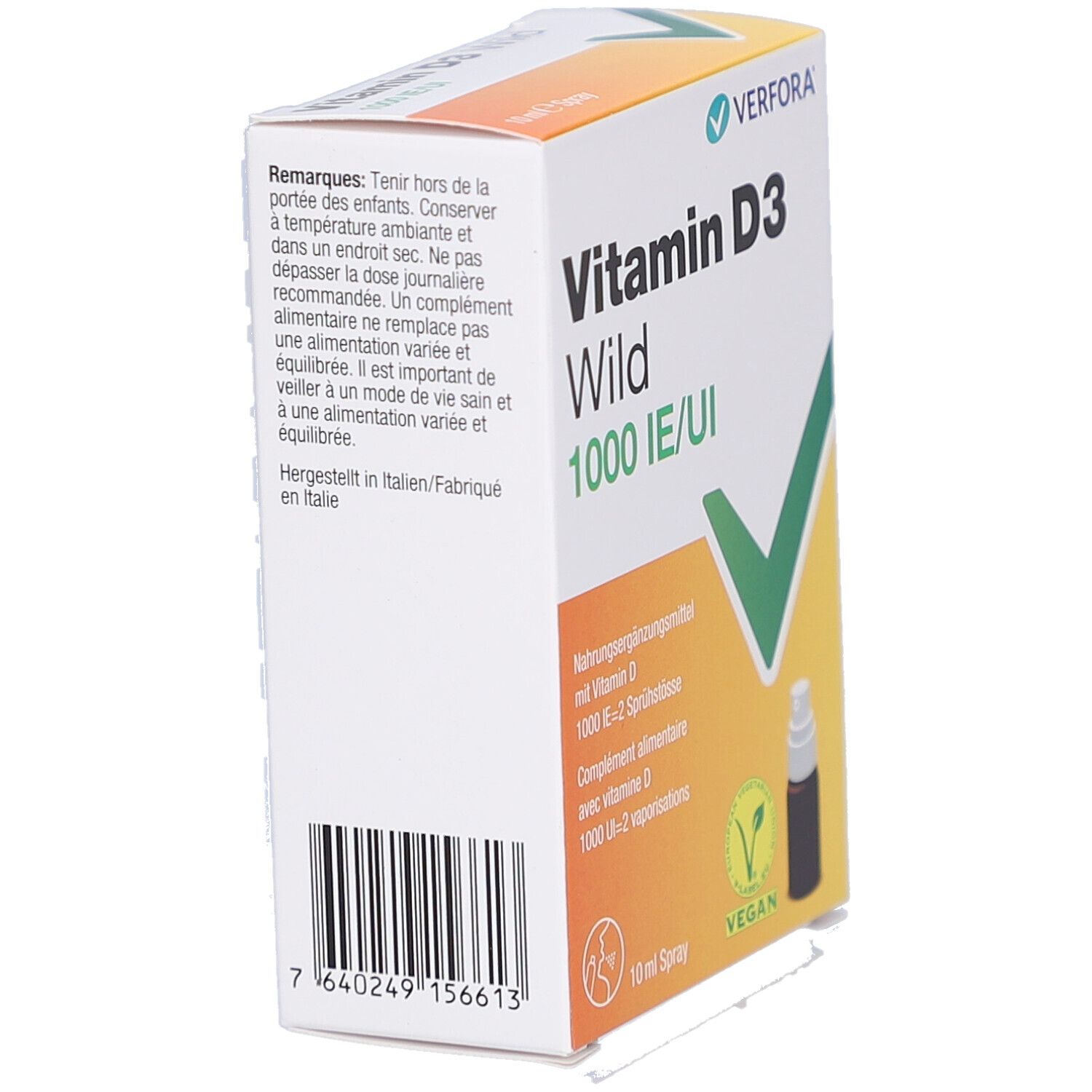 Karton Vitamin D3 Wild Spray, schräg. Aufschrift: Vitamin D3 Wild 1000 IE/UI. Mit Barcode und Vegan-Siegel.