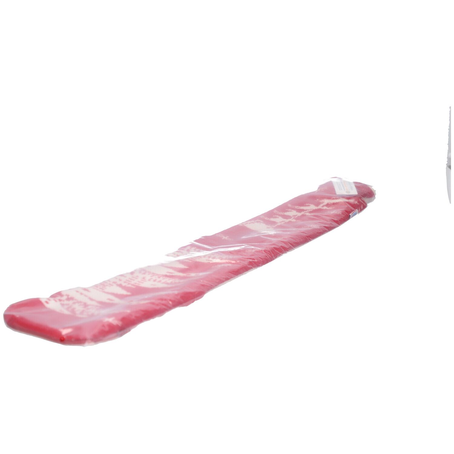 Lange, rote Wärmflasche in transparenter Verpackung. Rechteckige Form, vermutlich Gummi. Etikett am Ende.