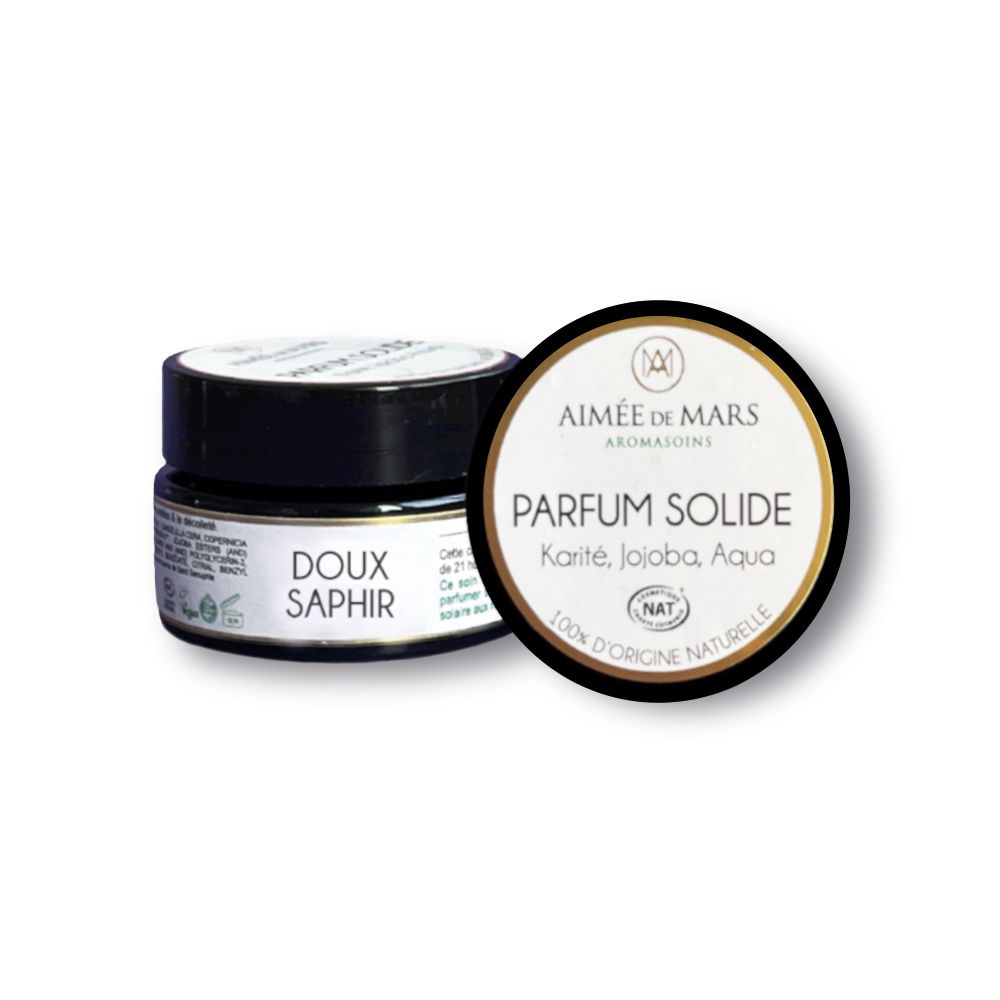 Runder Tiegel mit schwarzem Deckel. Aufkleber mit Produktnamen und Inhaltsstoffen. Deckel mit Produktnamen und Logo.