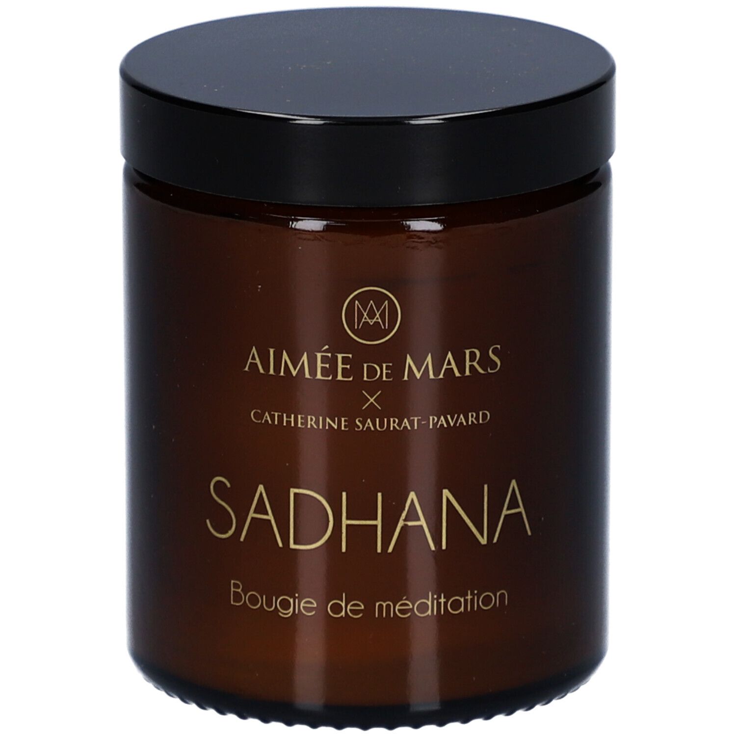 Braune Kerze mit schwarzem Deckel. Aufschrift: AIMÉE DE MARS x Catherine Saurat-Pavard, SADHANA, Bougie de méditation.
