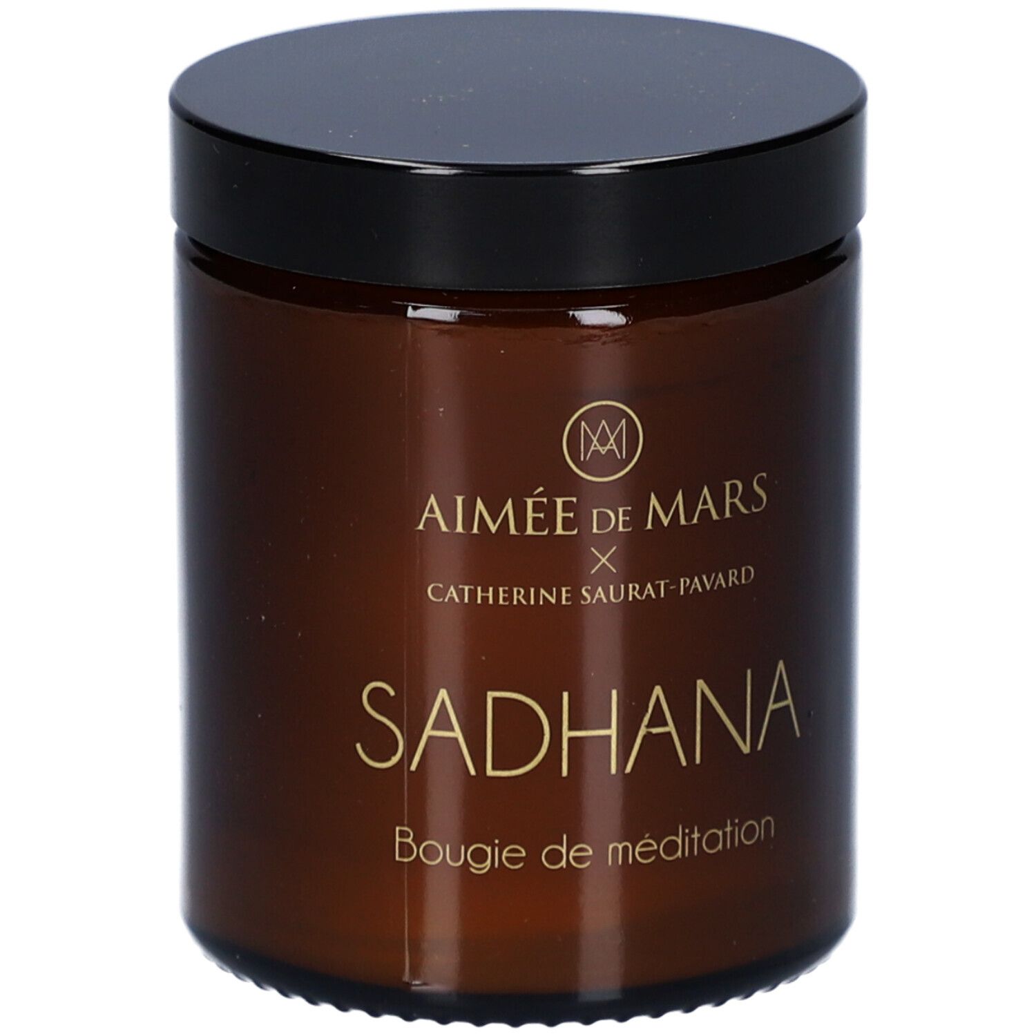 Braune Kerze mit schwarzem Deckel. Aufschrift: AIMÉE DE MARS x Catherine Saurat-Pavard, SADHANA, Bougie de méditation.