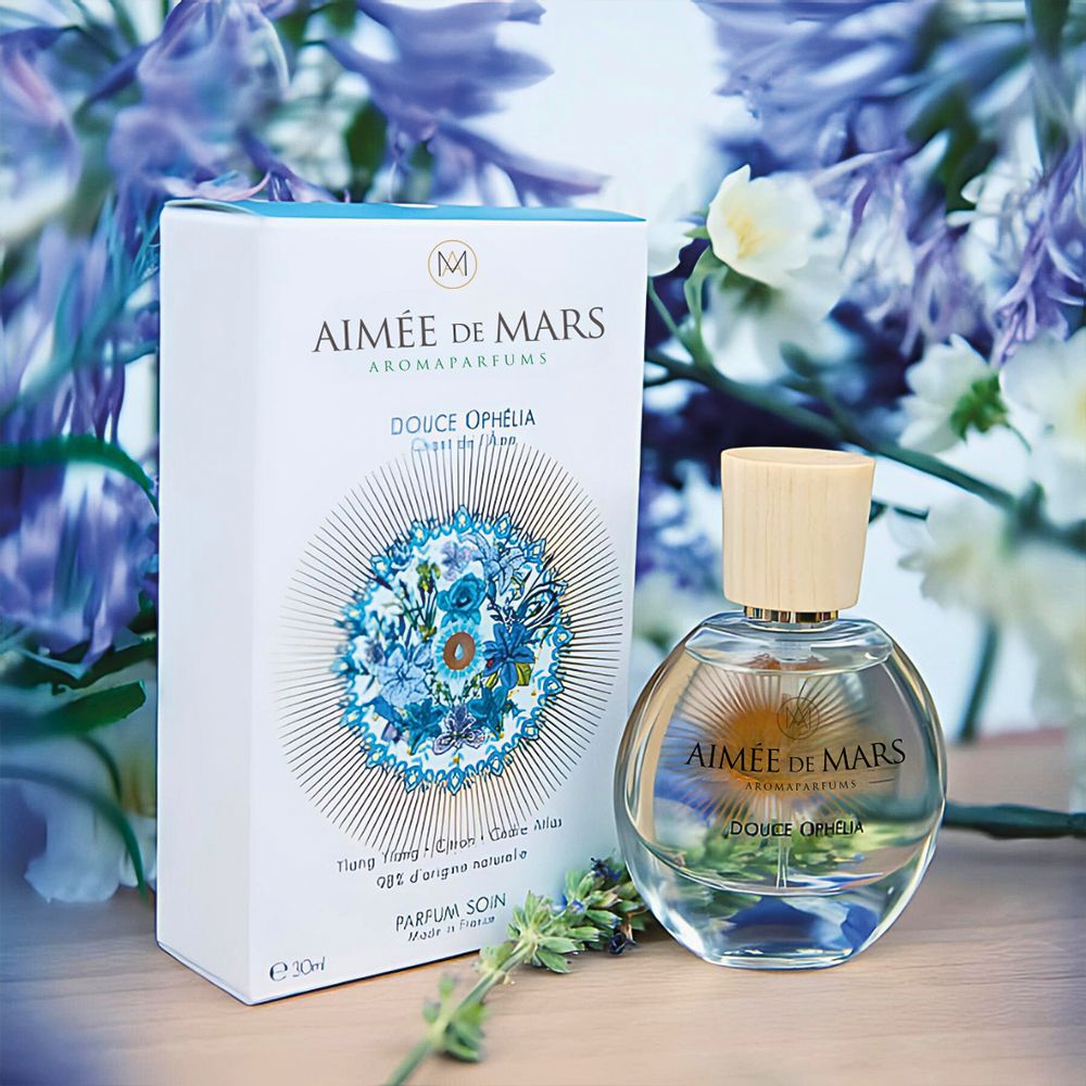 Produktverpackung und Flakon. Weiße Schachtel mit floralem Design. Flakon mit Holzverschluss.