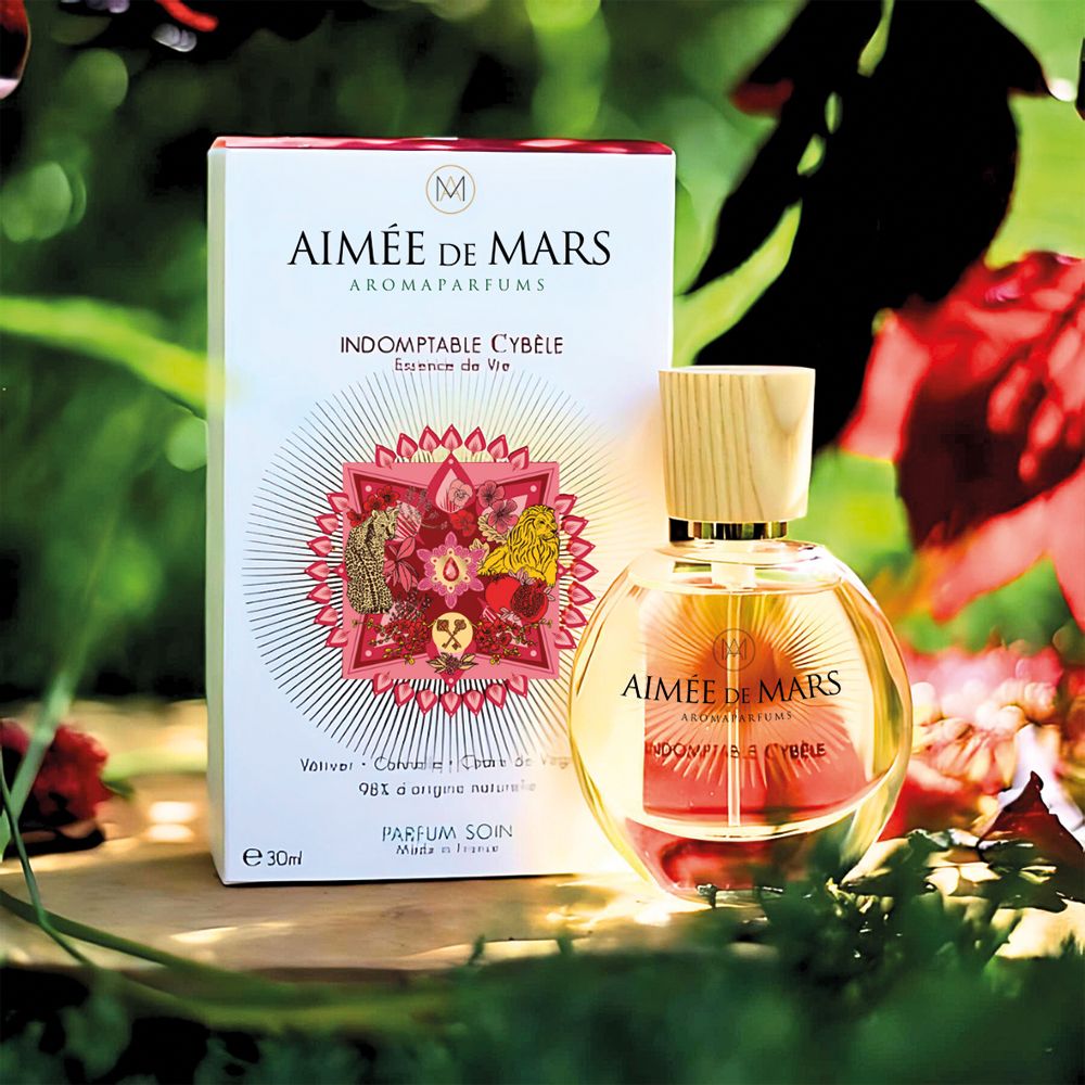Produkt und Verpackung. Flakon neben weißer Schachtel mit Aufdruck: Aimée de Mars, Indomptable Cybèle.
