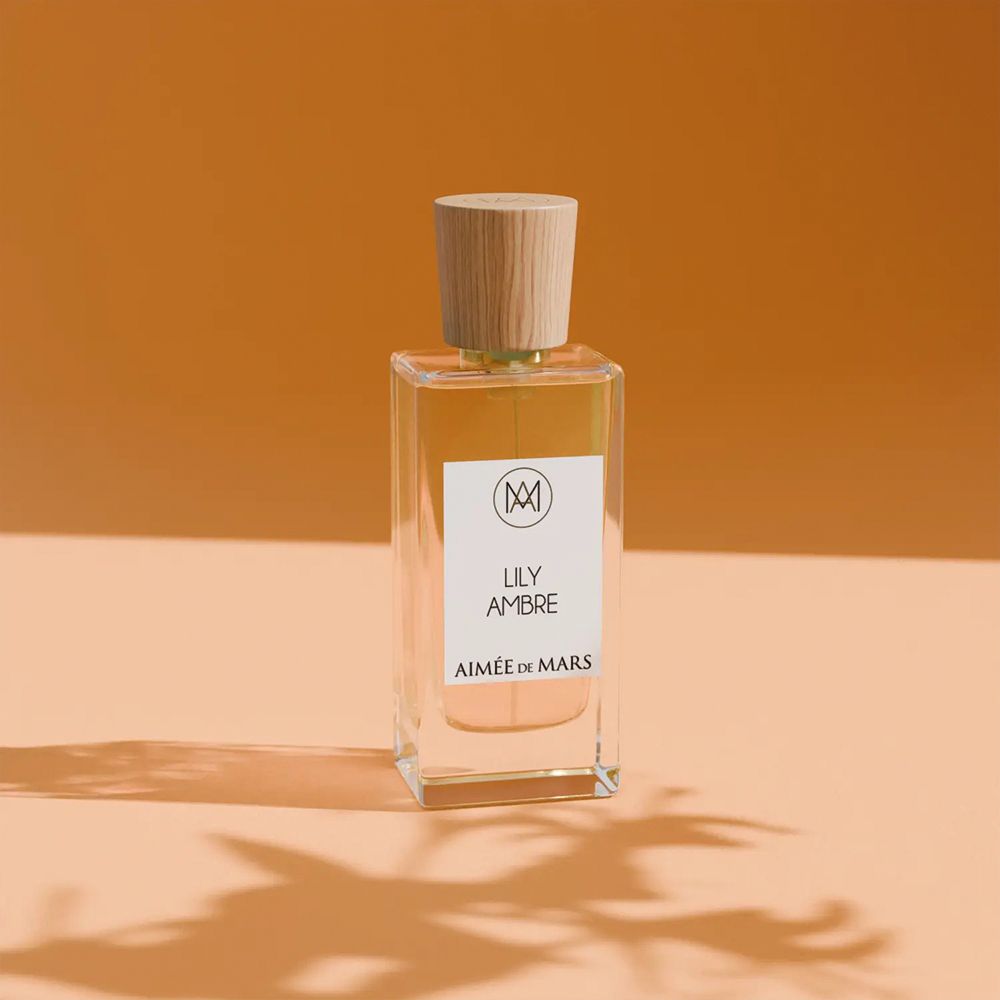 Flacon de parfum avec bouchon en bois. L'étiquette indique "LILY AMBRE" et "AIMÉE de MARS".