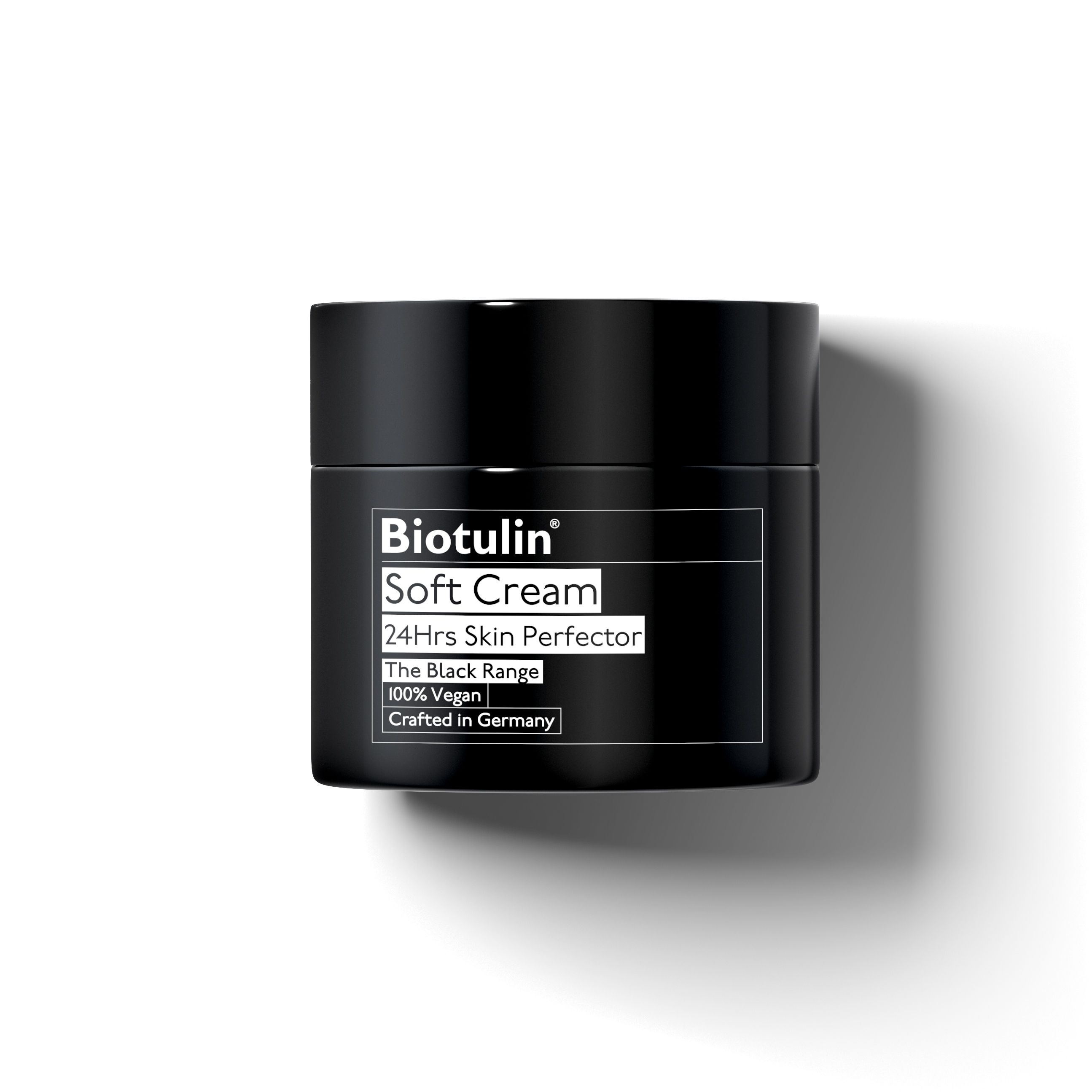 Pot noir avec Biotulin Soft Cream. Texte : 24hrs Skin Perfector, The Black Range.