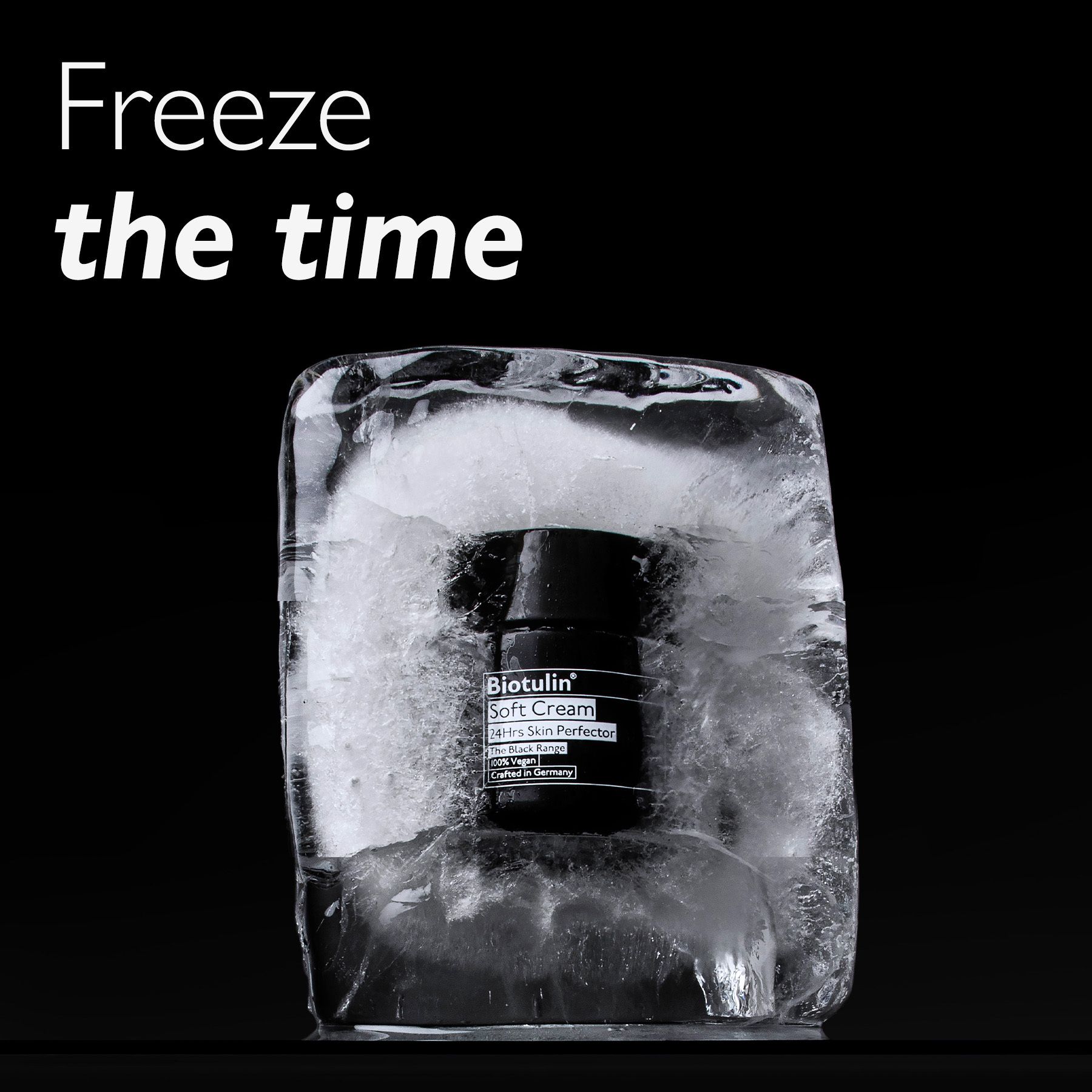 Pot noir avec Biotulin Soft Cream dans un bloc de glace. Texte : Freeze the time.