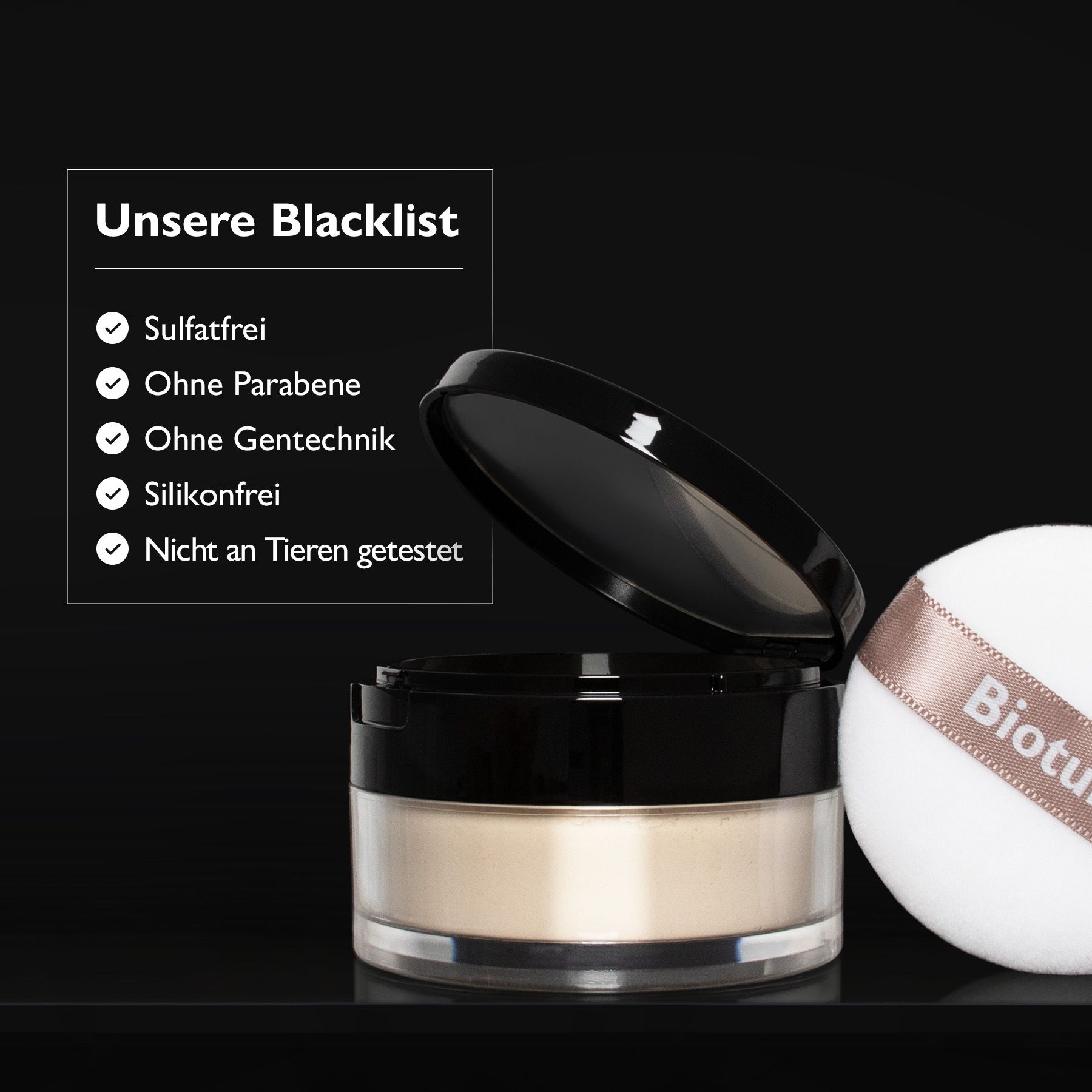 Puder-Dose mit schwarzem Deckel und Puderquaste. Text: Unsere Blacklist. Ohne...