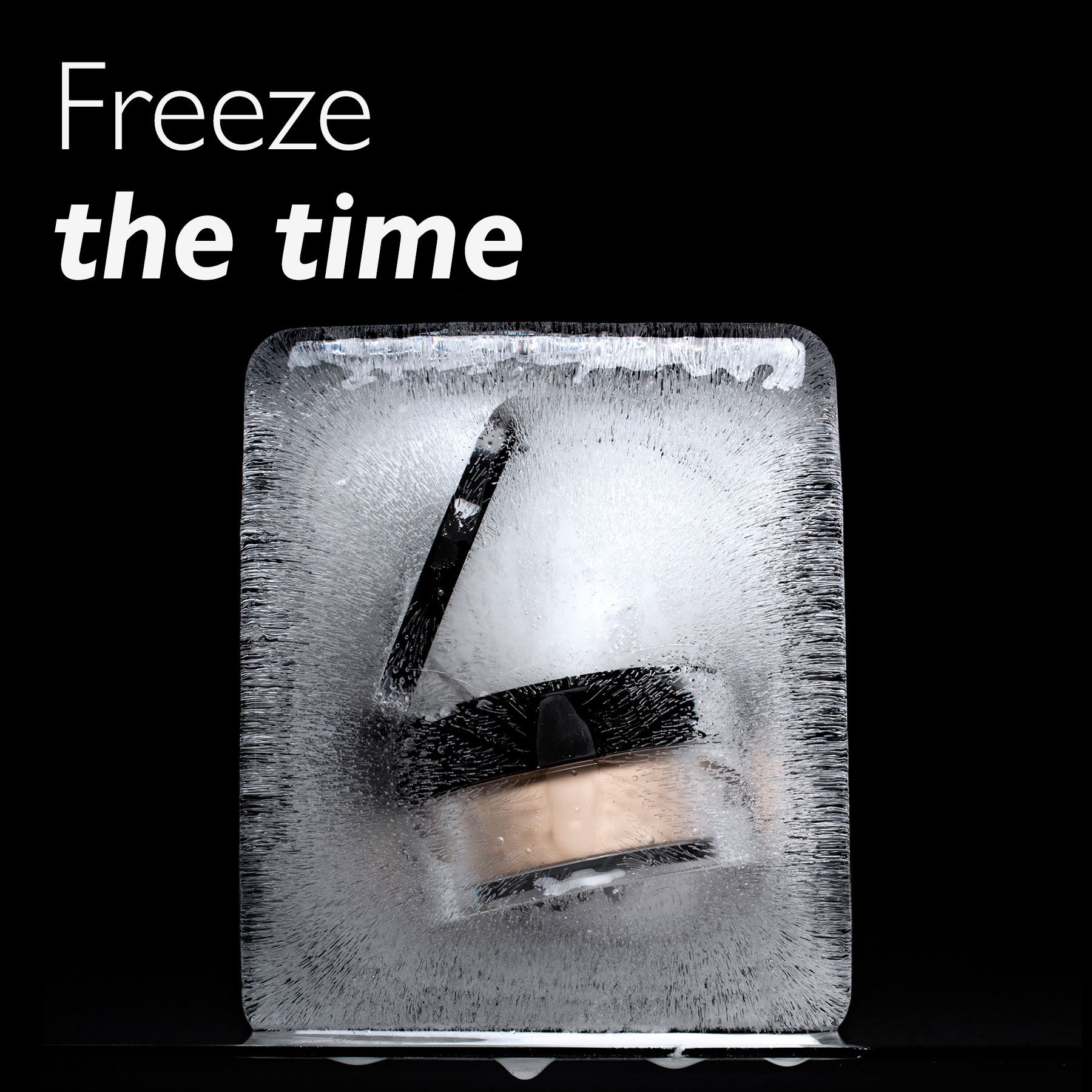 Puder-Dose in Eisblock. Text: Freeze the time. Schwarzer Hintergrund.