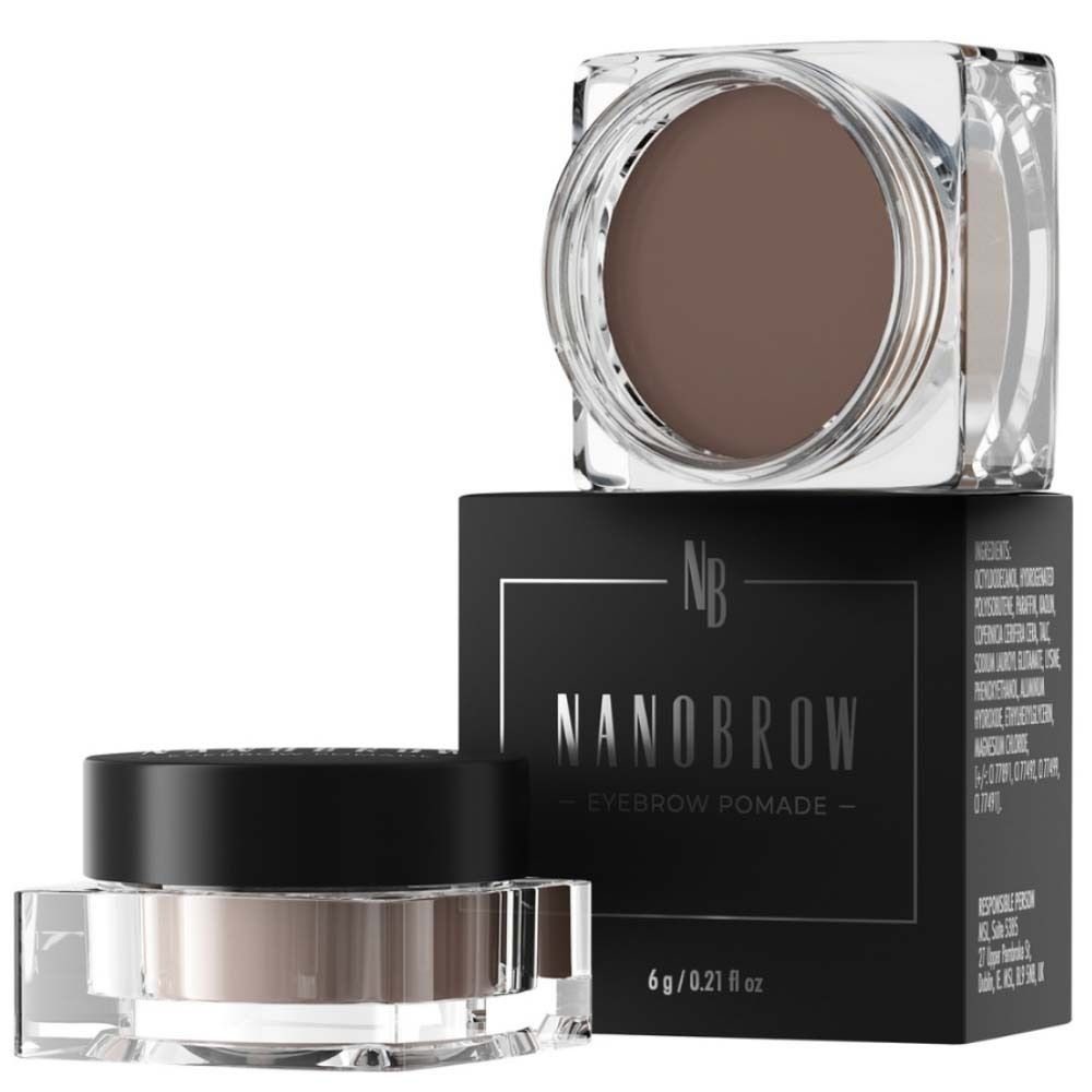 Zwei Tiegel Augenbrauenpomade in dunkler Farbe und eine schwarze Verpackung mit weißer Schrift. Produktname: NANOBROW Eyebrow Pomade.