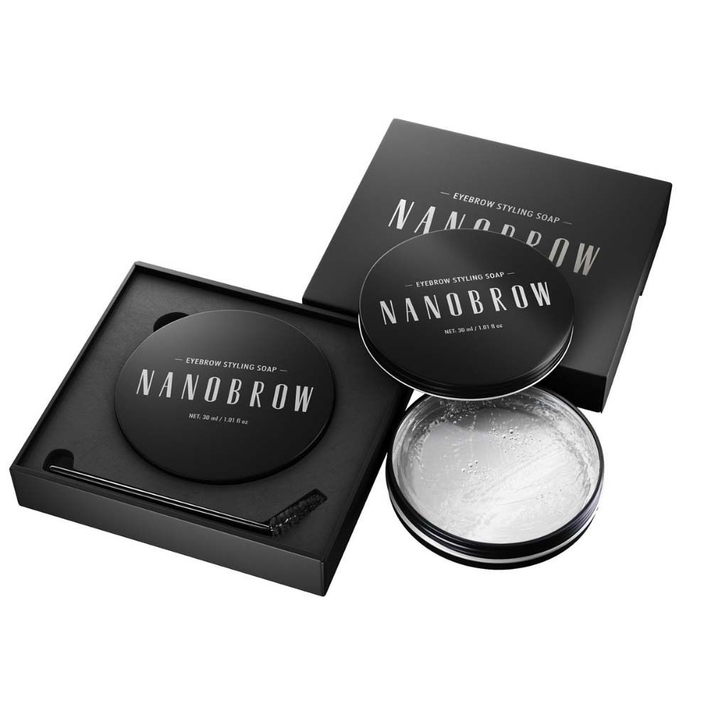Schwarze Verpackung mit NANOBROW Eyebrow Styling Soap. Enthält eine runde Dose, eine Bürste und eine schwarze Box.