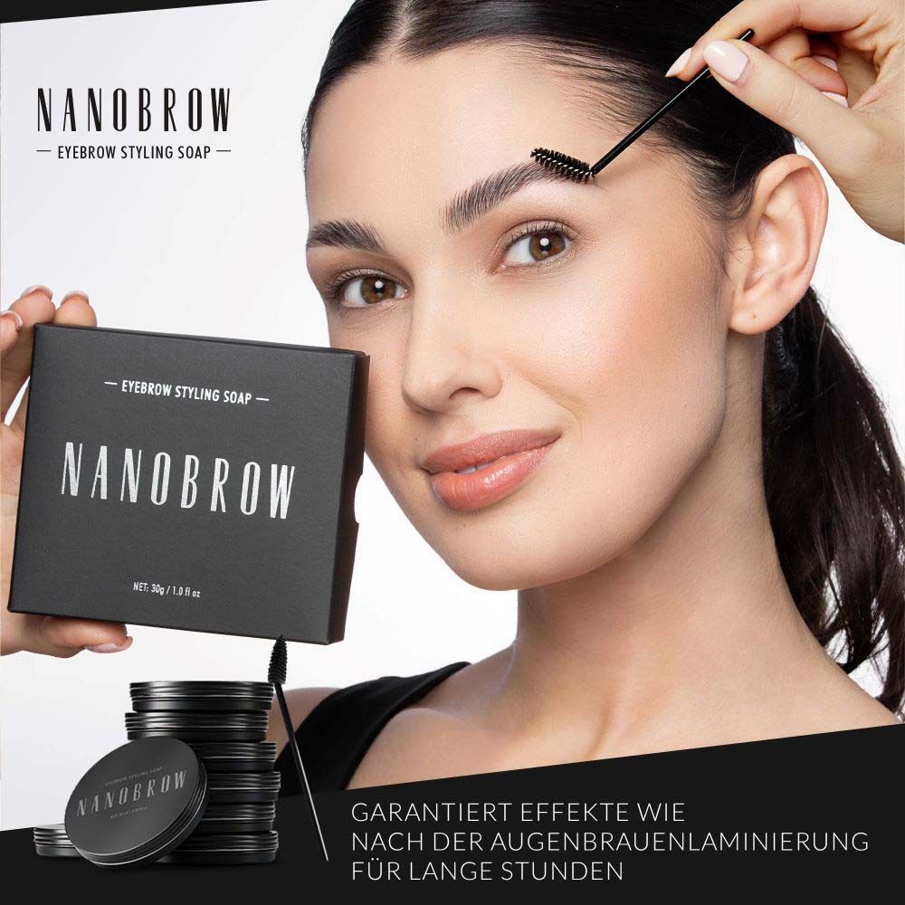 Frau mit NANOBROW Eyebrow Styling Soap. Schwarze Box mit Produkt und Bürste. Text: NANOBROW, Eyebrow Styling Soap.