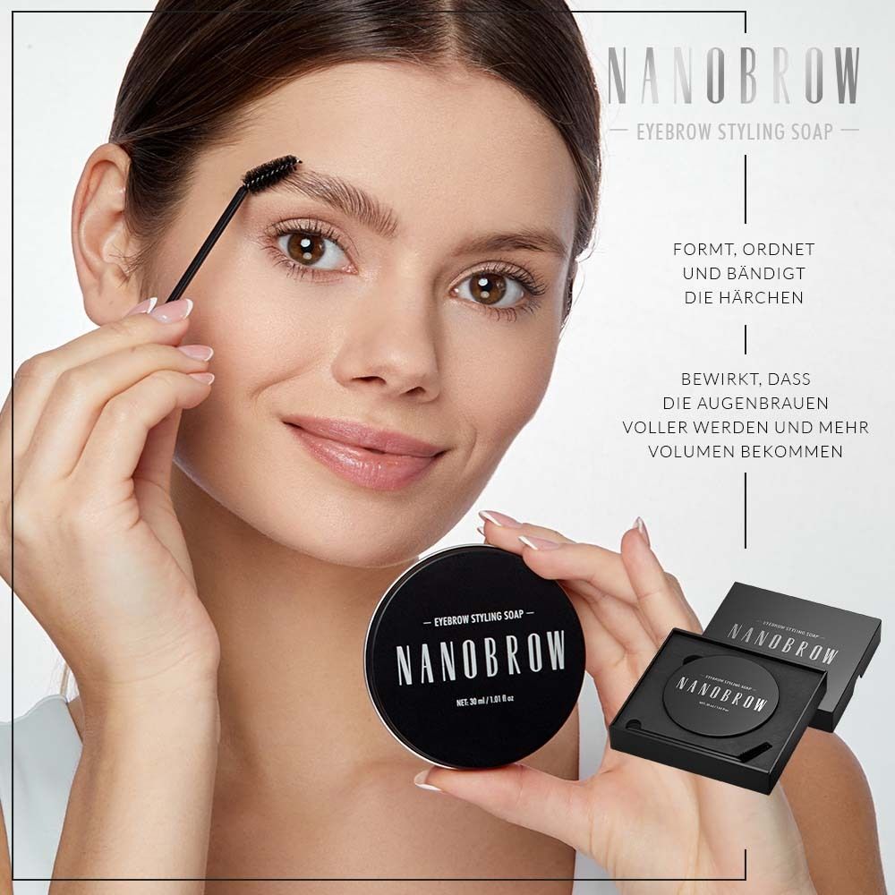 Frau verwendet NANOBROW Eyebrow Styling Soap. Schwarze Box und Dose mit Produkt. Text: NANOBROW, Eyebrow Styling Soap.