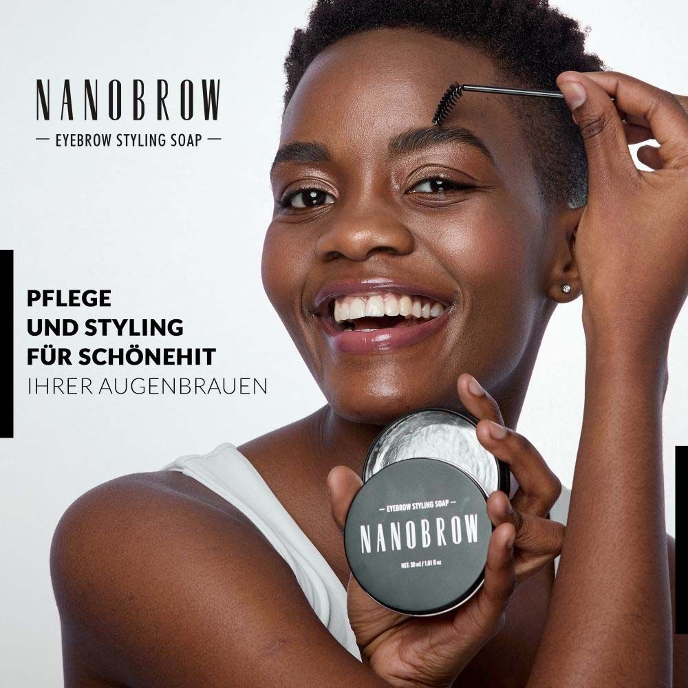 Frau mit NANOBROW Eyebrow Styling Soap. Schwarze Dose und Bürste. Text: NANOBROW, Eyebrow Styling Soap.