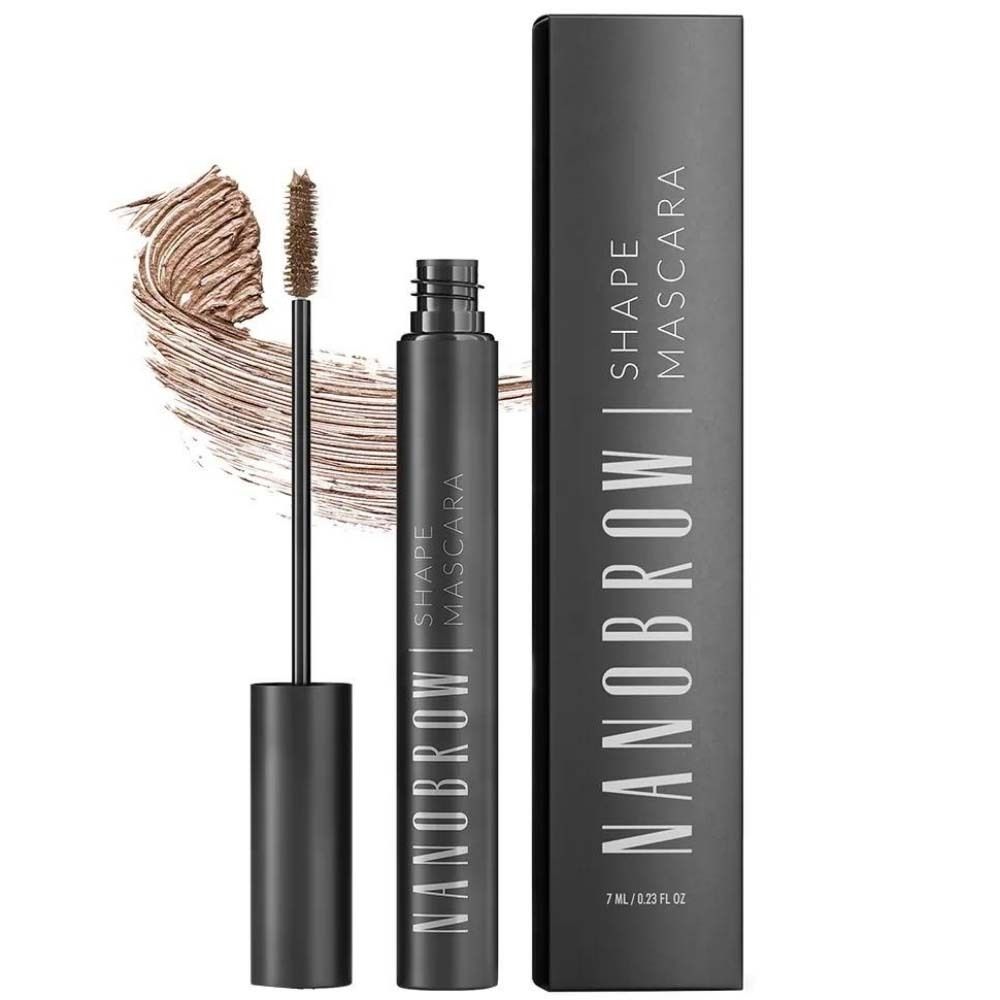 Schwarze Mascarabürste und -tube. Auf der Tube steht NANOBROW Shape Mascara. Daneben die Verpackung. Braune Textur.