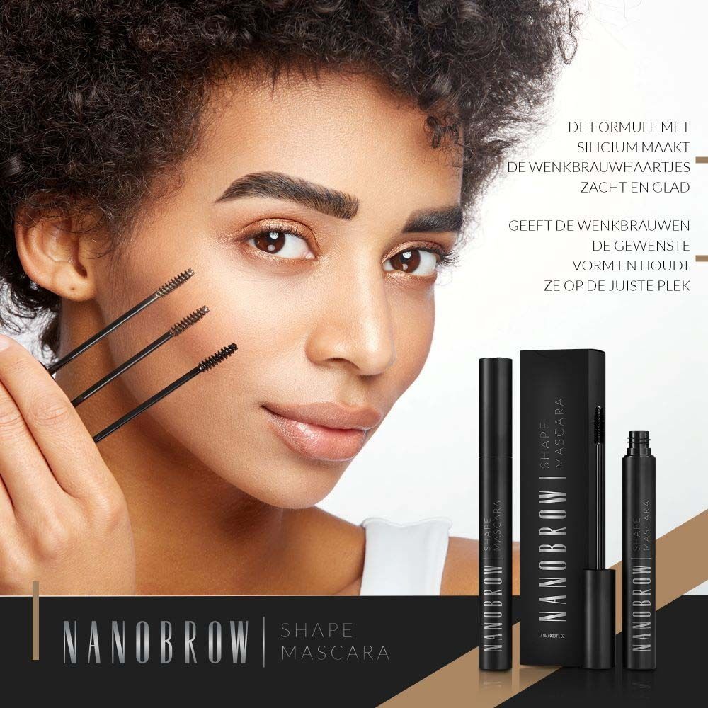 Frau mit Mascara und Applikatoren. Auf der Mascara steht NANOBROW Shape Mascara. Text: Formel mit Silizium macht die Augenbrauen weich.
