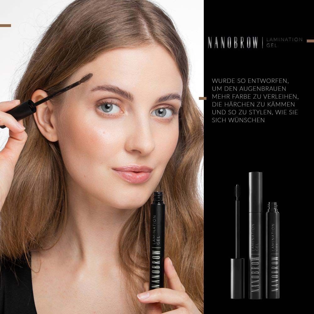 Frau mit NANOBROW Lamination Gel. Produkt und Verpackung sichtbar. Frau trägt Produkt auf.