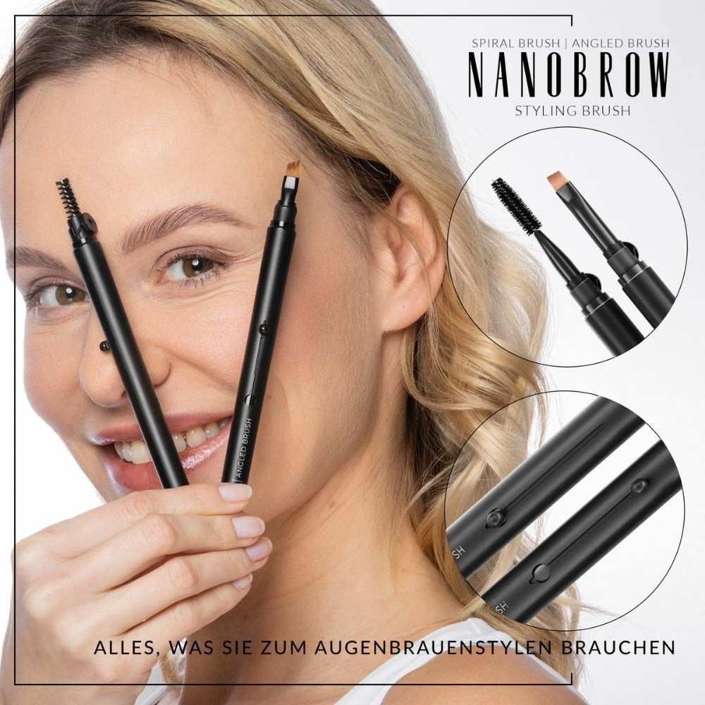 Femme tenant deux brosses à sourcils. Texte : NANOBROW, Styling Brush. Tout ce dont vous avez besoin pour styliser vos sourcils.