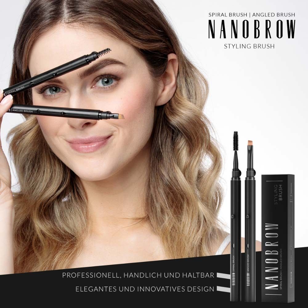 Femme tenant deux brosses à sourcils et un emballage. Texte : NANOBROW, Styling Brush. Design professionnel et pratique.