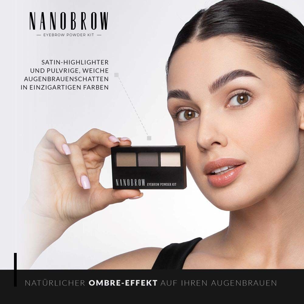 Frau hält NANOBROW Eyebrow Powder Kit. Schwarze Verpackung mit drei Farbtönen. Text: Satin-Highlighter.