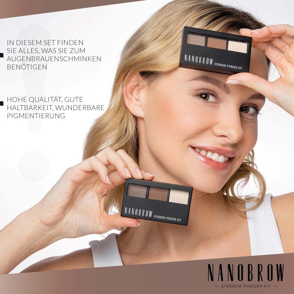 Frau hält zwei NANOBROW Eyebrow Powder Kits. Schwarze Verpackung mit drei Farbtönen. Text: NANOBROW.