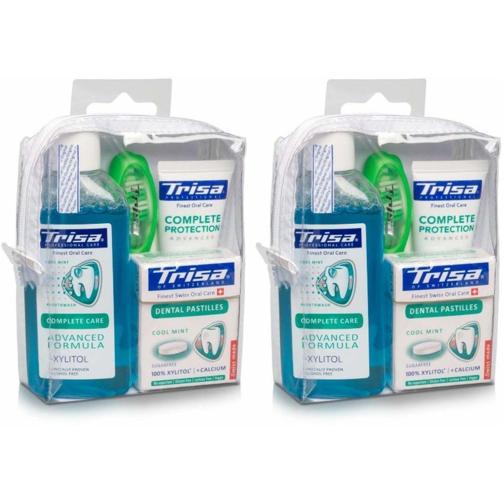 Zwei Trisa-Reisesets. Jedes Set enthält Mundwasser, Zahnpastillen, eine Zahnbürste und eine Zahnpflege-Tasse. Alle Produkte sind in einer transparenten Tasche verpackt.