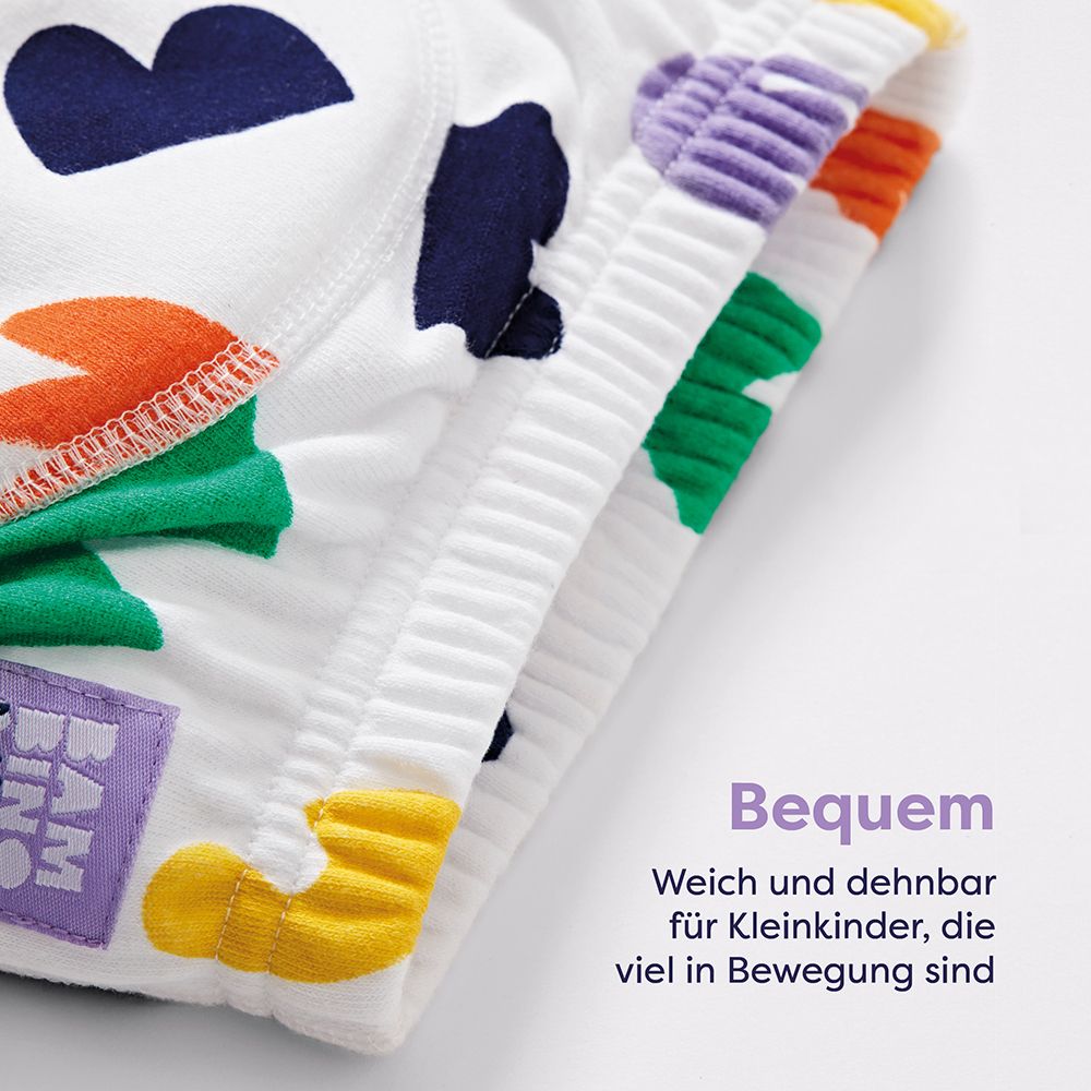 Nahaufnahme von Lernhöschen. Text: Bequem. Weich und dehnbar für Kleinkinder, die viel in Bewegung sind. Marke: Bambino Mio.
