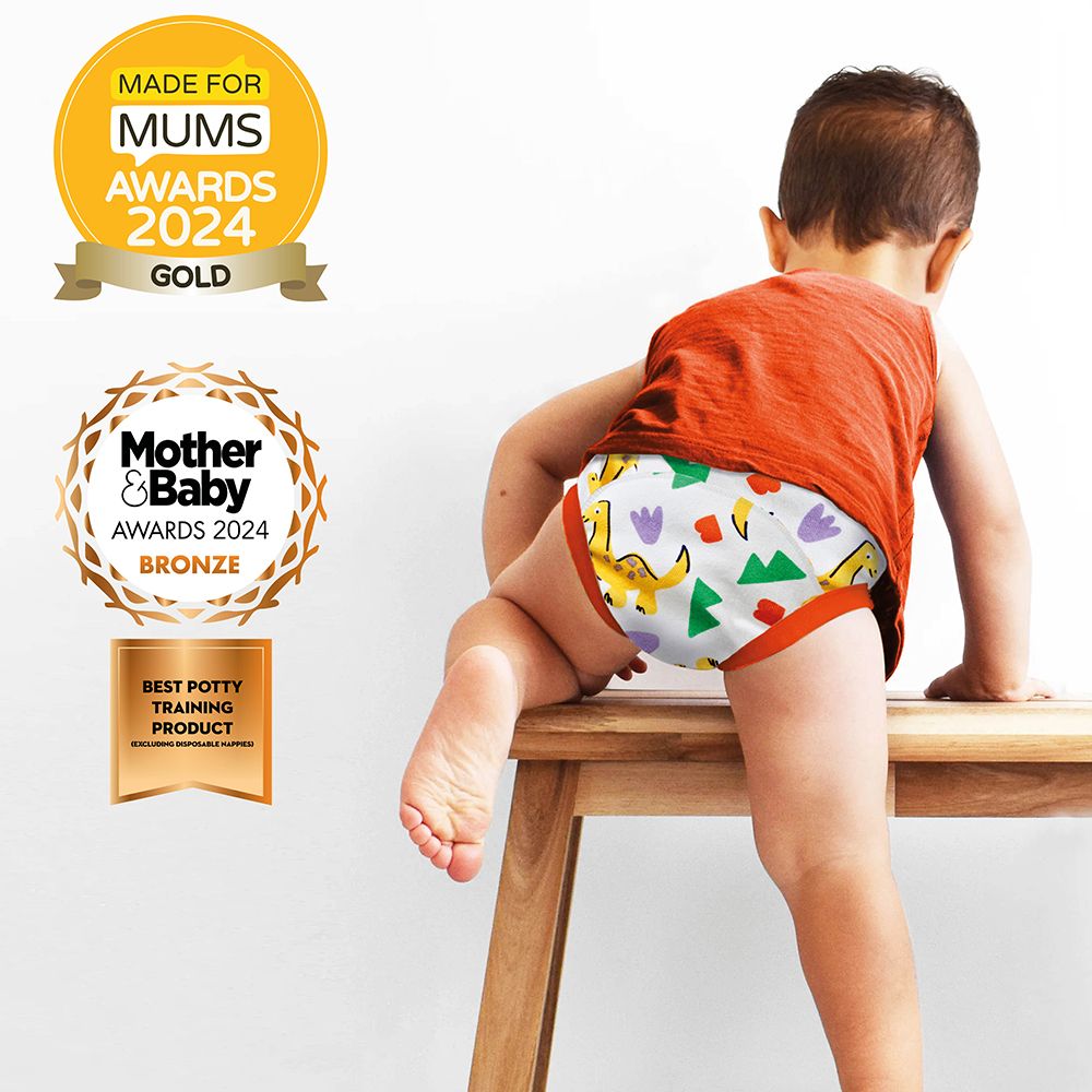 Kind mit Lernhöschen steht. Auszeichnungen: Made for Mums Awards 2024 Gold, Mother & Baby Awards 2024 Bronze.