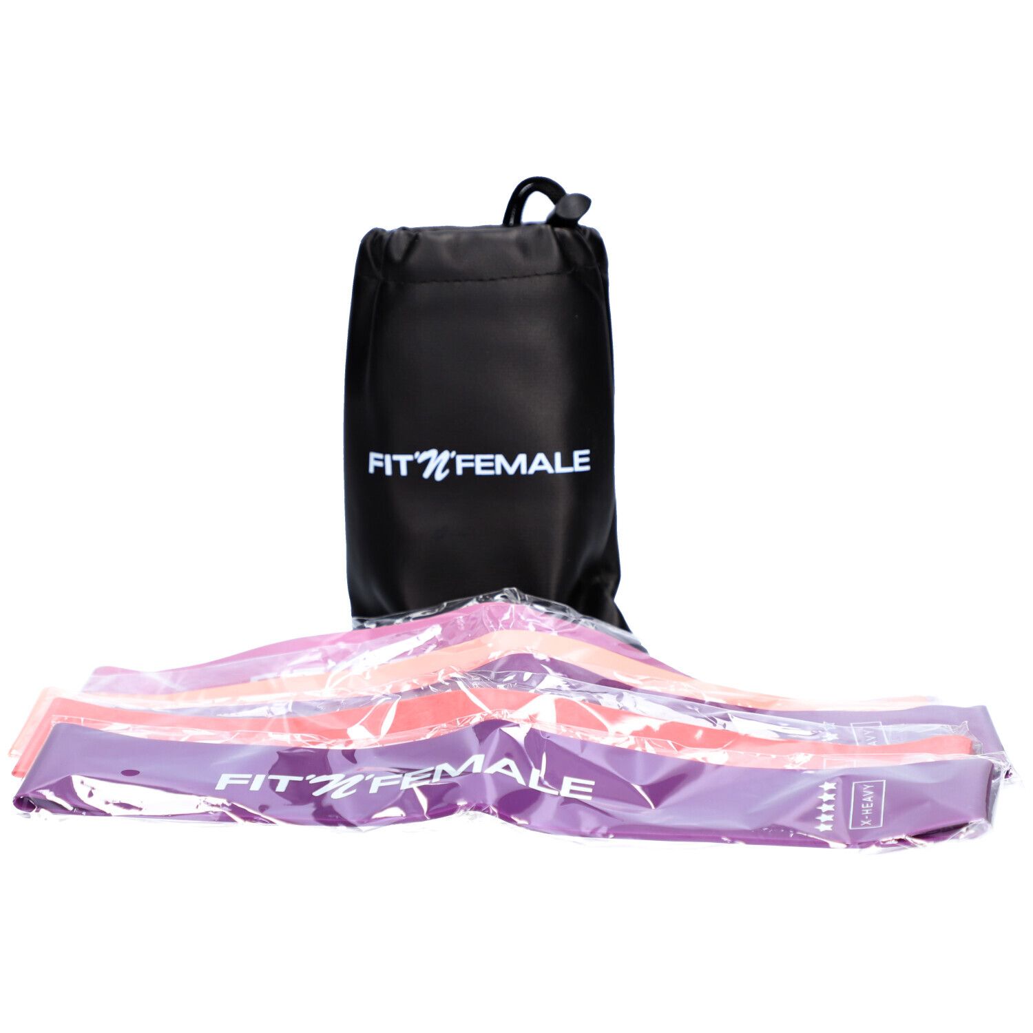 Sac noir avec inscription blanche FIT'N'FEMALE. Plusieurs bandes de fitness colorées emballées dans du plastique.