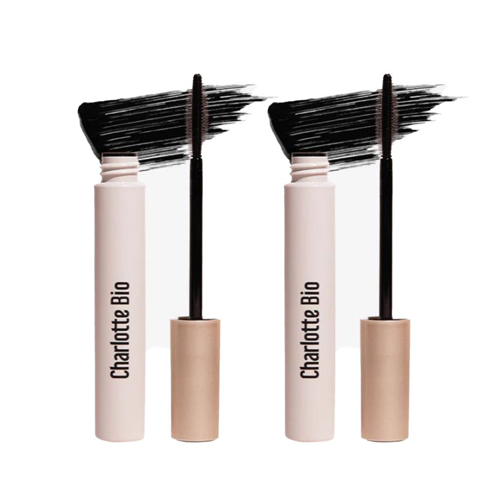 Zwei Mascara-Tuben mit schwarzen Bürsten. Auf den Tuben steht "Charlotte Bio". Die Bürsten zeigen schwarzen Mascara-Auftrag.