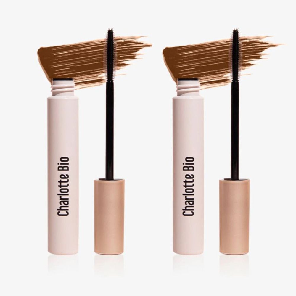 Deux mascaras avec brosse et échantillon de couleur marron. Inscription: Charlotte Bio.