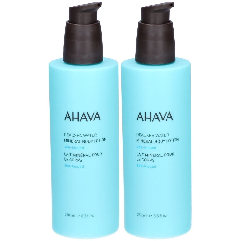 Deux flacons bleus avec pompes marron. Inscription: AHAVA, Deadsea Water Mineral Body Lotion.