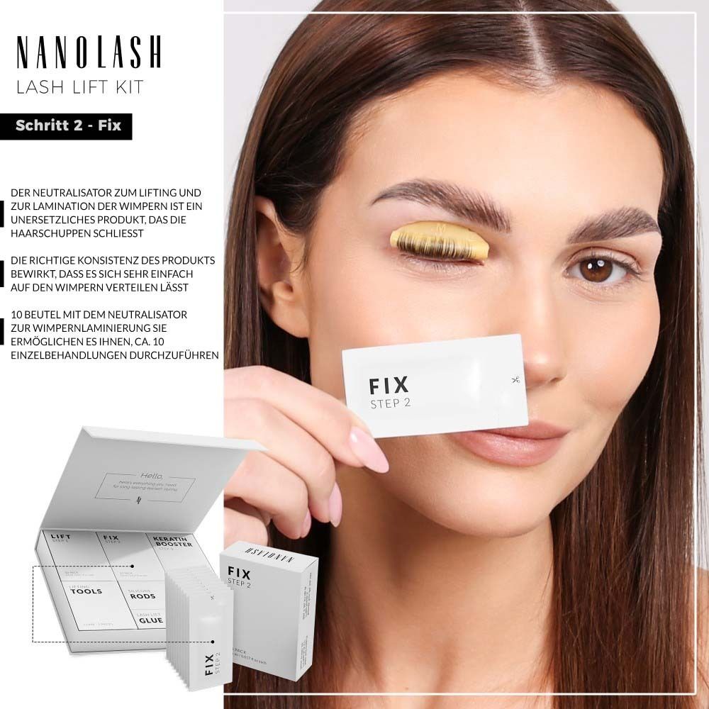 Frau hält ein Sachet mit der Aufschrift „FIX STEP 2“. Aufschrift „NANOLASH LASH LIFT KIT“.