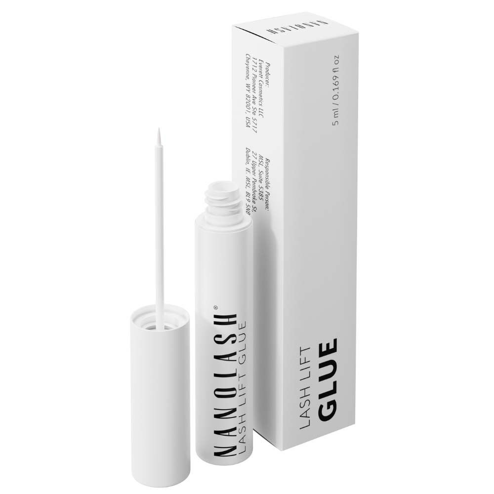 Weiße Flasche mit Applikator und Verpackung. Auf der Flasche steht NANOLASH. Auf der Verpackung steht LASH LIFT GLUE.