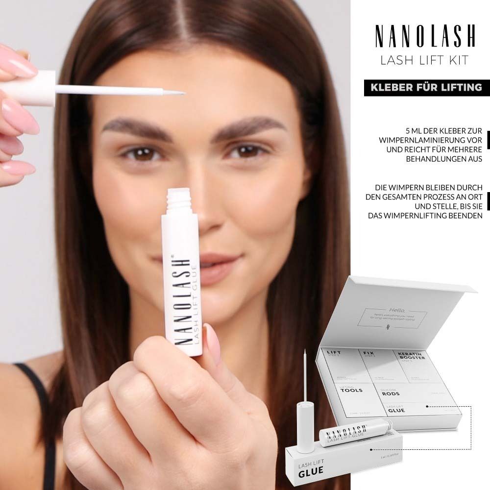Frau hält eine Flasche NANOLASH Kleber. Im Hintergrund sind Produktverpackungen zu sehen. Auf der Flasche steht LASH LIFT GLUE.