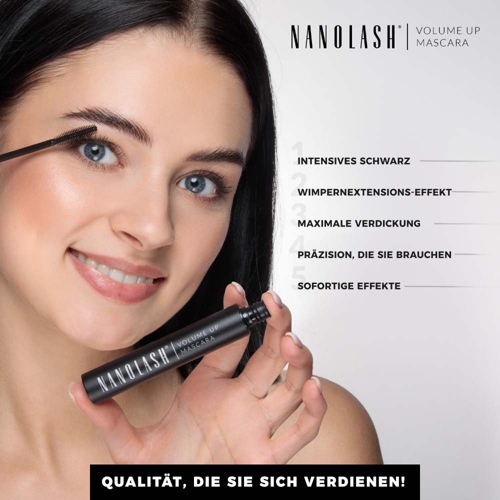 Femme avec du mascara. Nanolash Volume Up Mascara est écrit sur le tube. Texte : Noir intense, effet d'extension des cils.