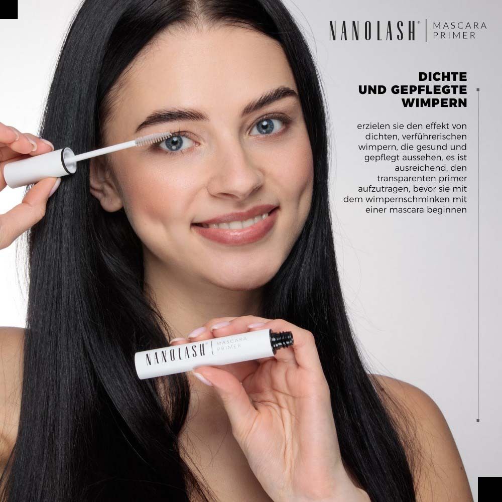 Femme tenant un primer mascara et une brosse. Inscription : NANOLASH, Mascara Primer. La femme sourit.